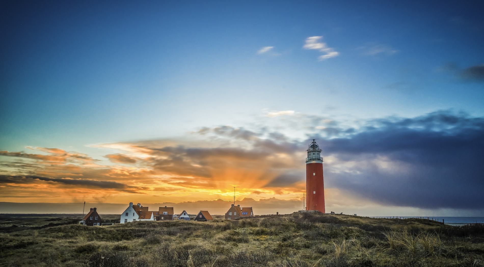 Sonnenuntergang an den Dünen und dem Leuchtturm auf Texel