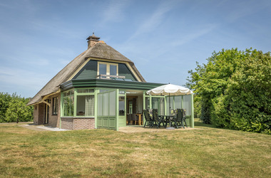 Villa het Buitenhof conservatory backyard